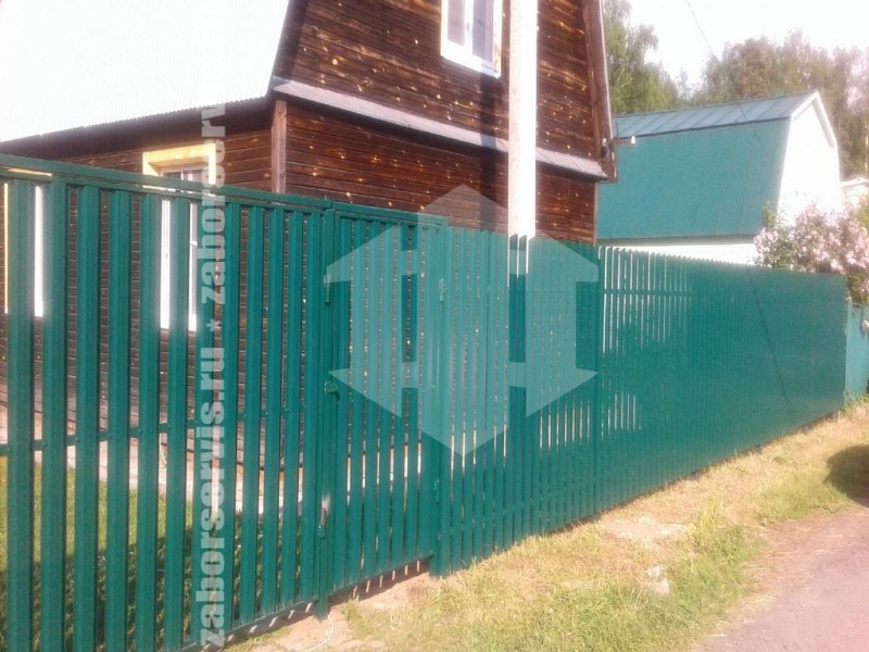 Забор из евроштакетника с забивными столбами 54 метра