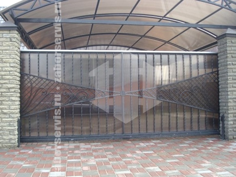 Ворота откатные из поликарбоната с ковкой