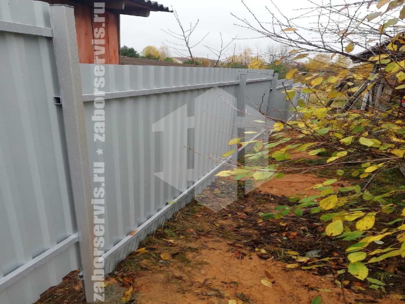 Забор из профнастила с забивными столбами белый 14 соток