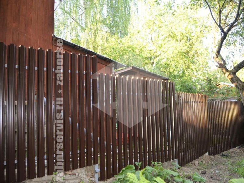 Забор из евроштакетника с утрамбовкой щебнем 66 метров