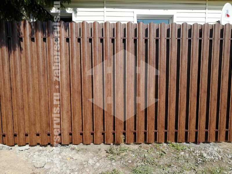 Забор из металлического штакетника под дерево 62 метра