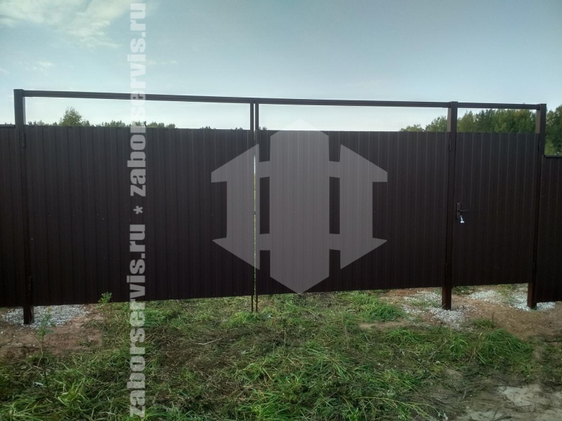 Забор из профнастила с утрамбовкой щебнем 46 метров