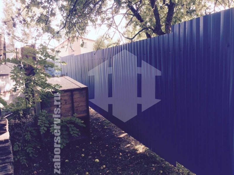 Забор из профнастила с утрамбовкой щебнем 65 метров