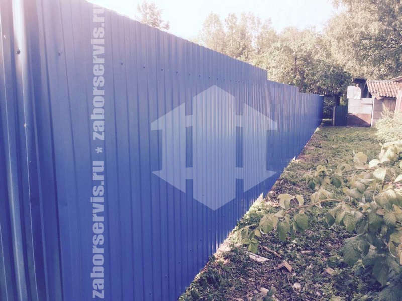 Забор из профнастила с утрамбовкой щебнем 65 метров