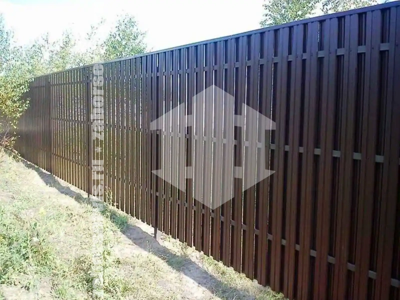 Заборы из металлического штакетника шахматка 53 метра