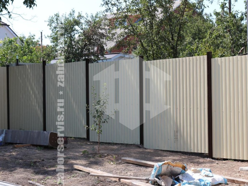 Забор из профнастила с утрамбовкой щебнем 72 метра