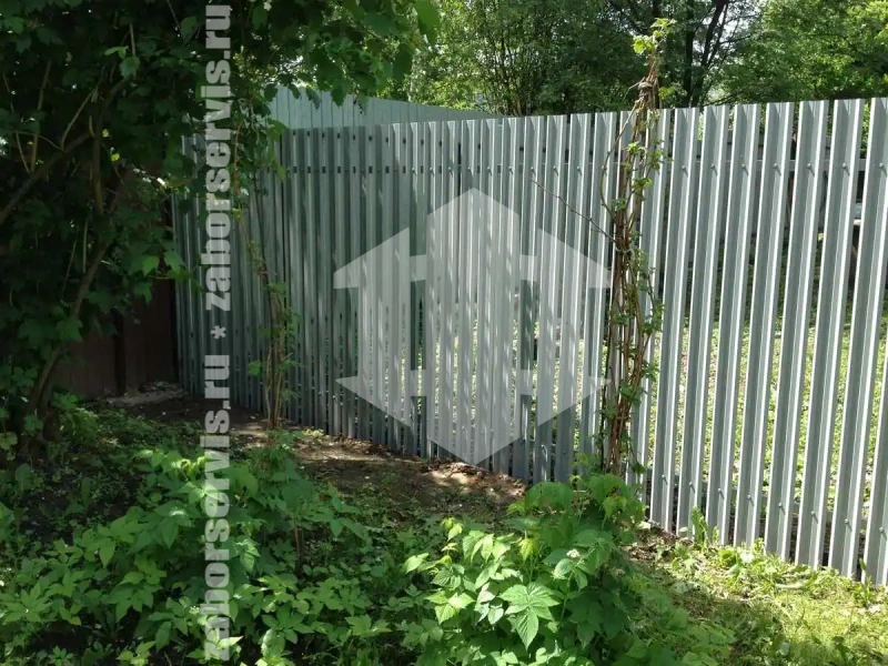 Забор из металлического штакетника оцинкованный 55 метров
