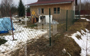 Забор из сетки рабицы в натяг с протяжкой арматуры 12 соток