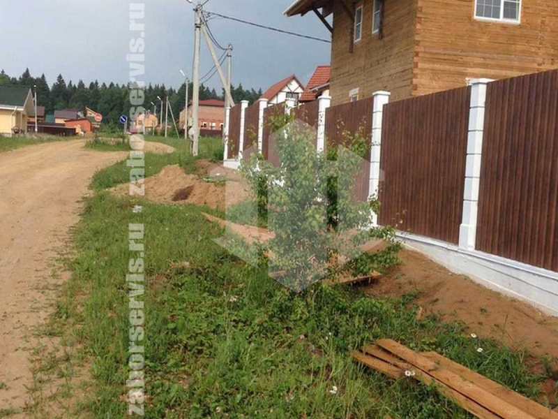 Забор из профнастила под дерево 52 метра