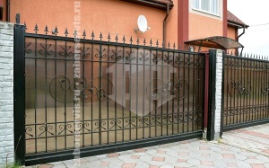 Откатные ворота с автоматикой из поликарбоната с ковкой