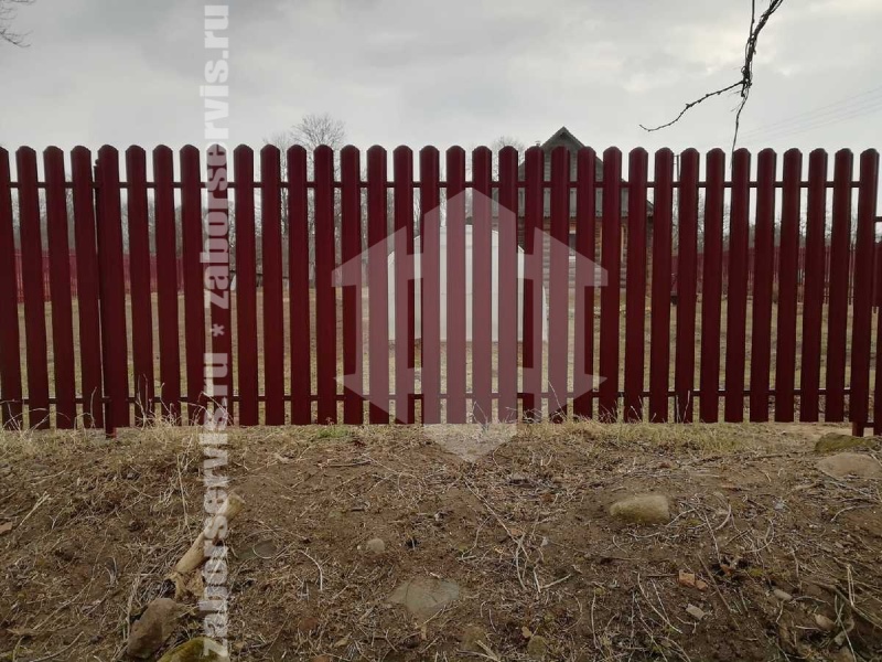 Забор из металлического штакетника для дачи красный 31 метра
