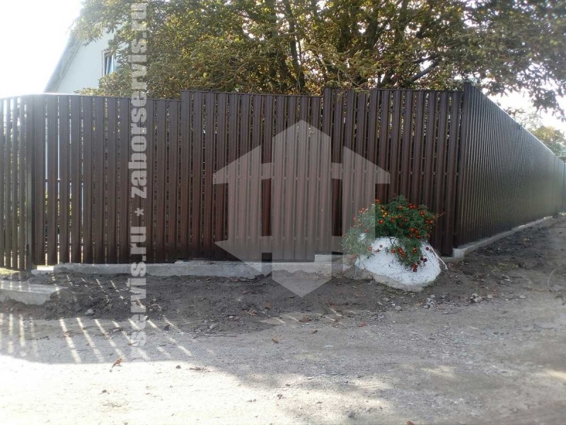 Забор из металлического штакетника на ленточном фундаменте 55 метров