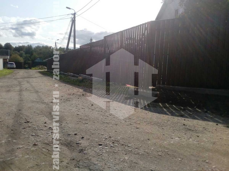 Забор из металлического штакетника на ленточном фундаменте 55 метров