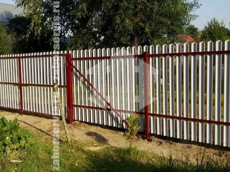 Забор из металлического штакетника красный 43 метра
