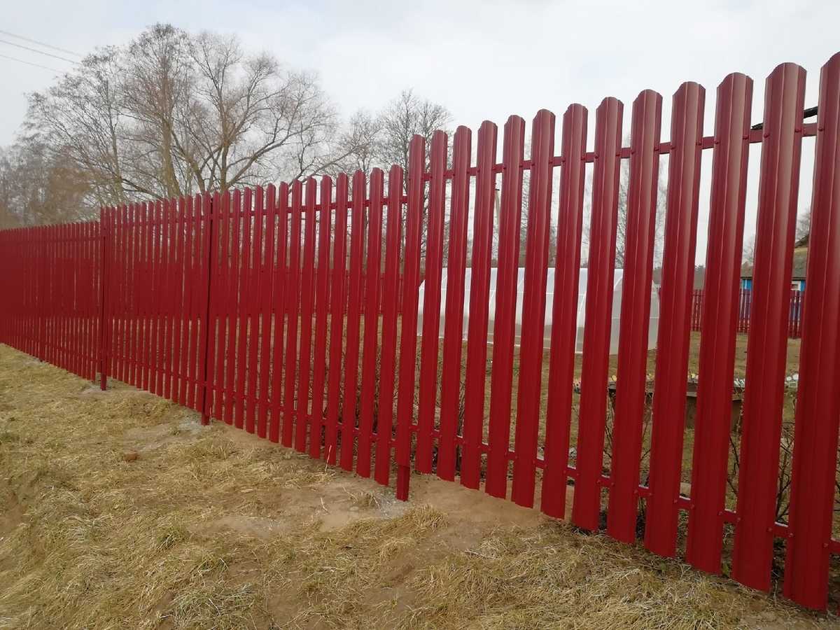Забор из металлического штакетника для дачи красный 31 метра