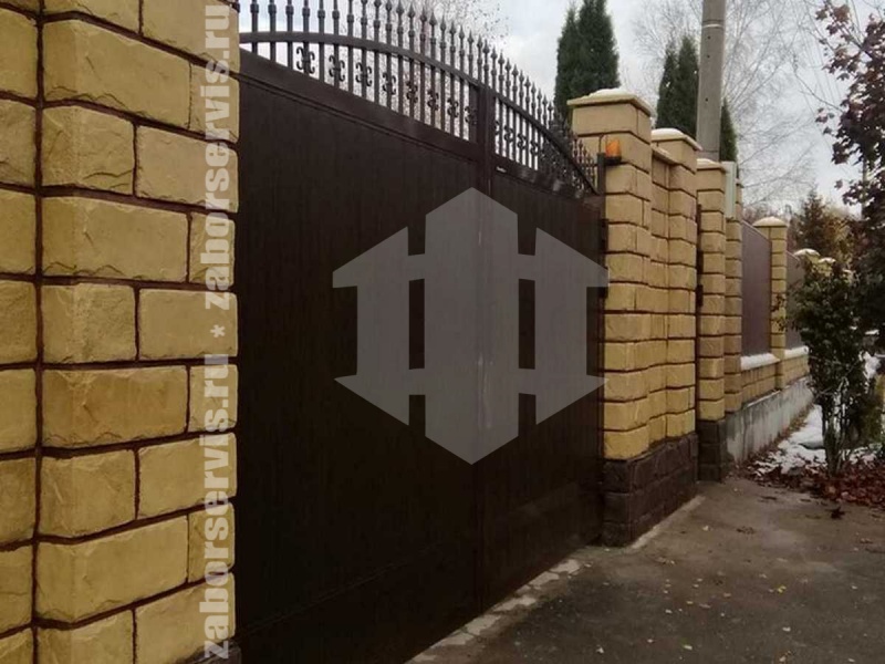 Забор из профнастила под дерево 26 метров