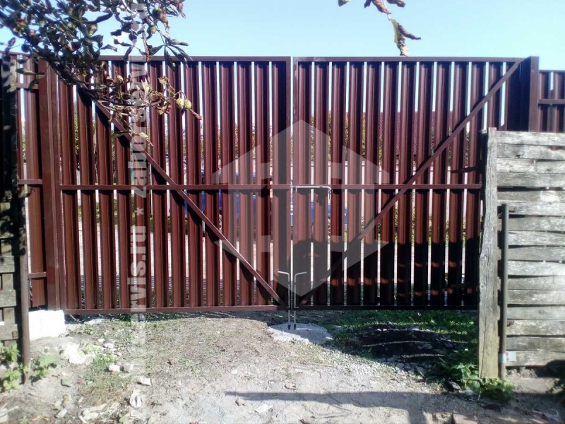 Забор из металлического штакетника на ленточном фундаменте 55 метров