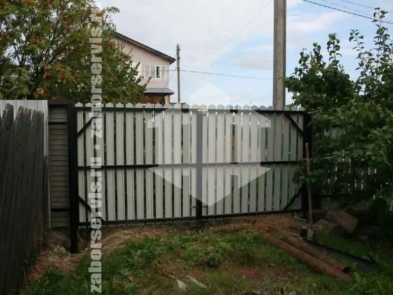 Забор из металлического штакетника с воротами 75 метров