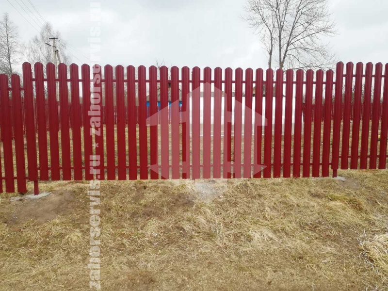 Забор из металлического штакетника для дачи красный 31 метра