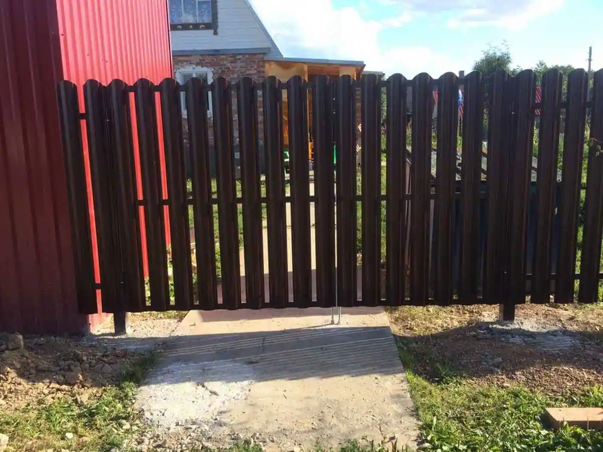 Забор из металлического штакетника 65 метров