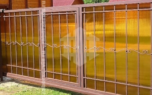 Откатные ворота из поликарбоната с калиткой