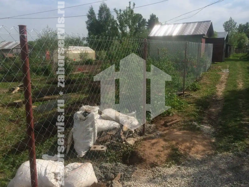 Забор из сетки рабицы с утрамбовкой столбов щебнем 60 метров