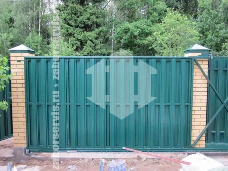 Заборы из металлического штакетника шахматка 74 метра