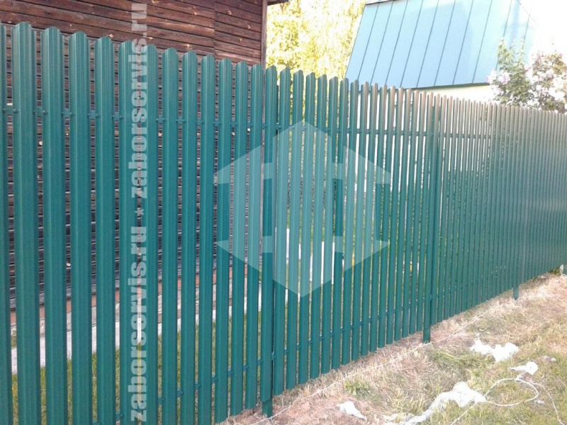 Забор из евроштакетника с забивными столбами 54 метра