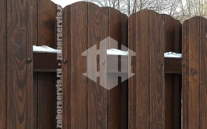 Забор из евроштакетника под темное дерево