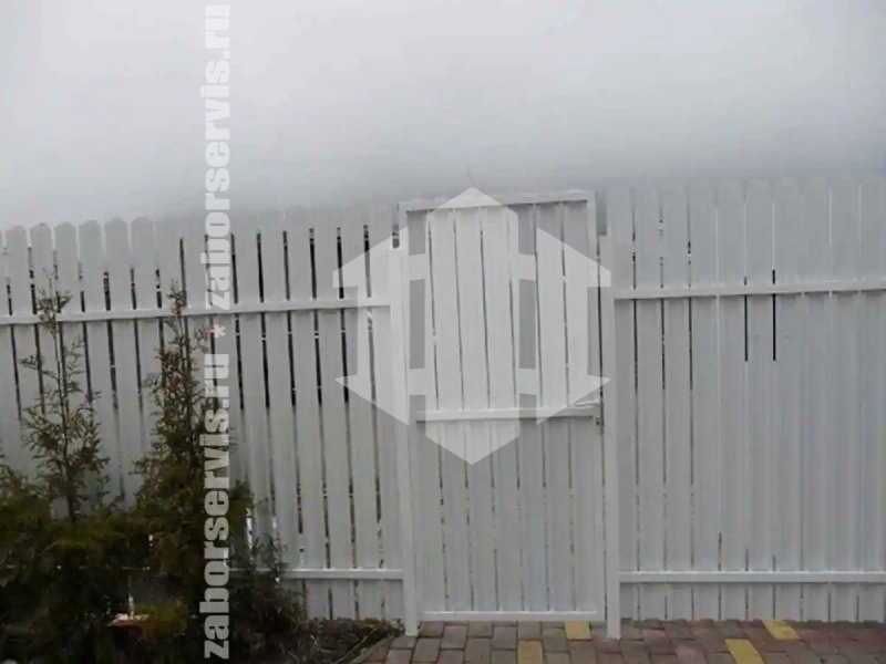 Забор из металлического штакетника с воротами 76 метров