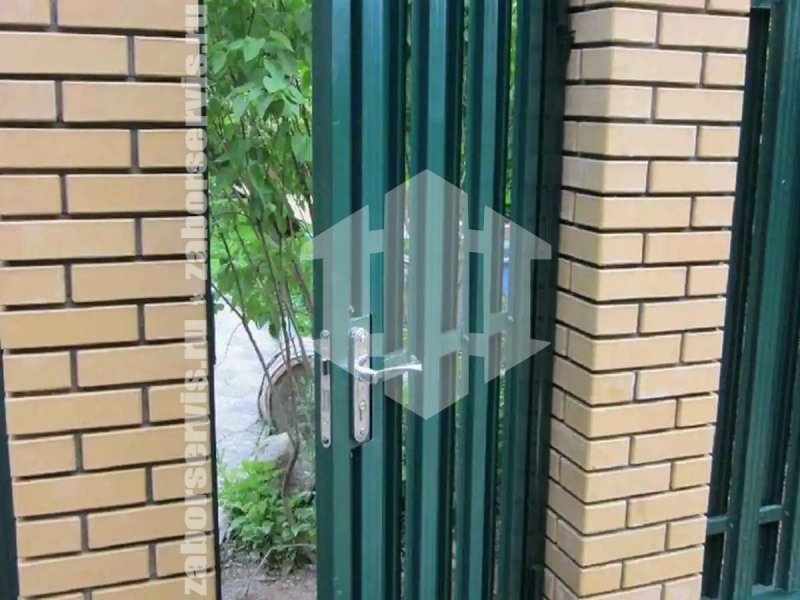 Заборы из металлического штакетника шахматка 74 метра