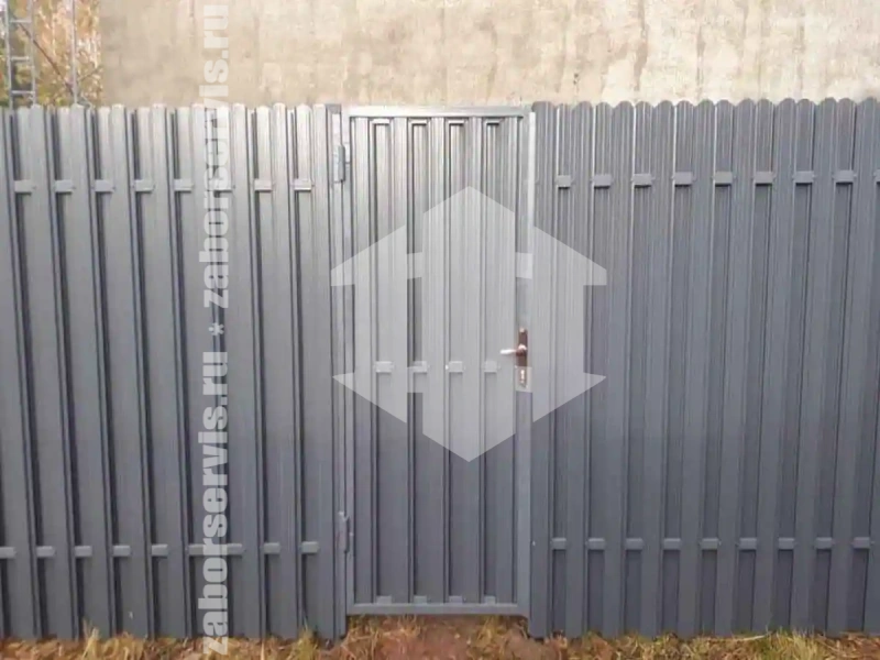 Заборы из металлического штакетника шахматка 83 метра