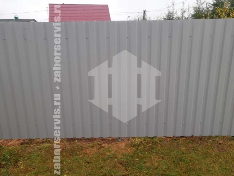 Забор из профнастила с забивными столбами белый 14 соток