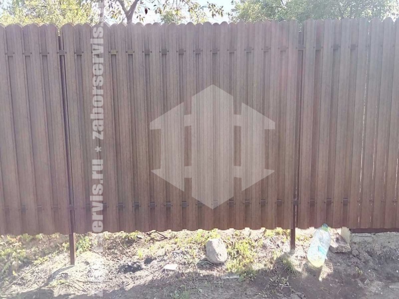 Забор из металлического штакетника под дерево 32 метра