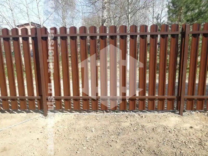 Забор из металлического штакетника 32 метра