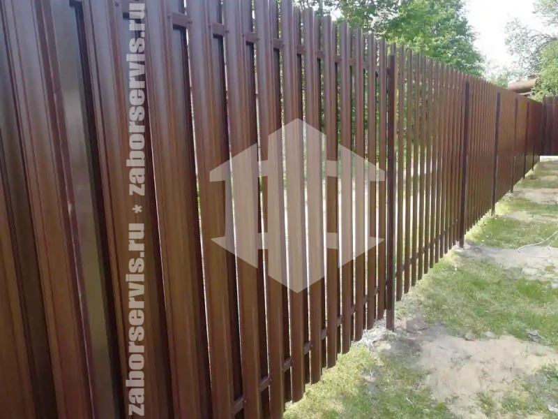 Заборы из металлического штакетника шахматка 89 метров